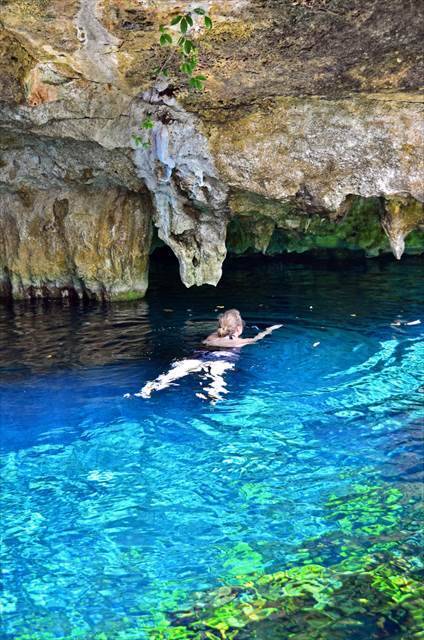 メキシコに７０００もある異次元への入り口、透明な青い水を湛えるセノーテ