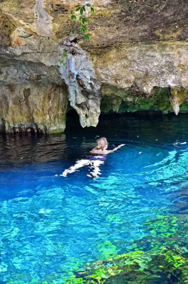 「メキシコに７０００もある異次元への入り口、透明な青い水を湛えるセノーテ」の画像