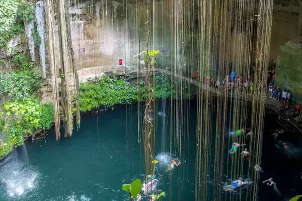 「メキシコに７０００もある異次元への入り口、透明な青い水を湛えるセノーテ」の画像