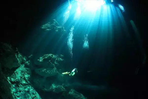 「メキシコに７０００もある異次元への入り口、透明な青い水を湛えるセノーテ」の画像