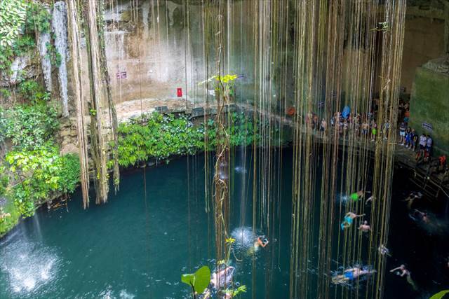 メキシコに７０００もある異次元への入り口、透明な青い水を湛えるセノーテ