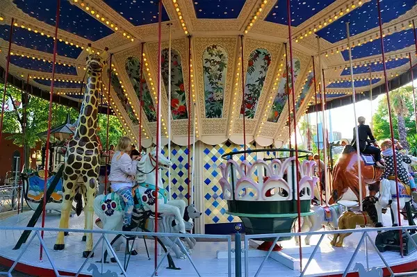 「世界最古のレトロ遊園地、歩くだけで楽しい「チボリ公園」６つの魅力【現地ルポ】」の画像