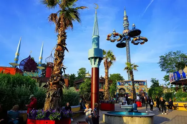 「世界最古のレトロ遊園地、歩くだけで楽しい「チボリ公園」６つの魅力【現地ルポ】」の画像