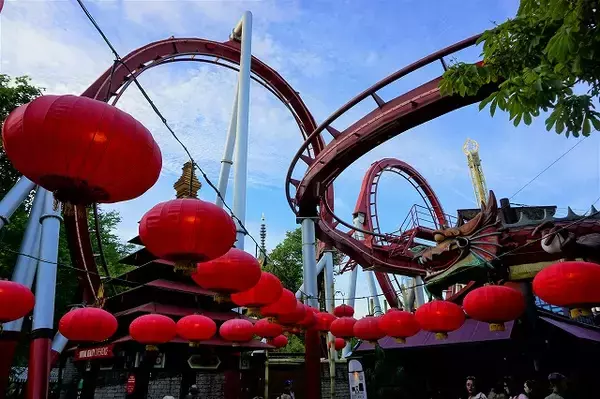 「世界最古のレトロ遊園地、歩くだけで楽しい「チボリ公園」６つの魅力【現地ルポ】」の画像