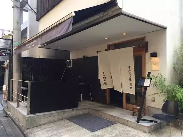 丼からはみ出るほどの海老天がうれしい。大人の極上の蕎麦屋「青山 川上庵」