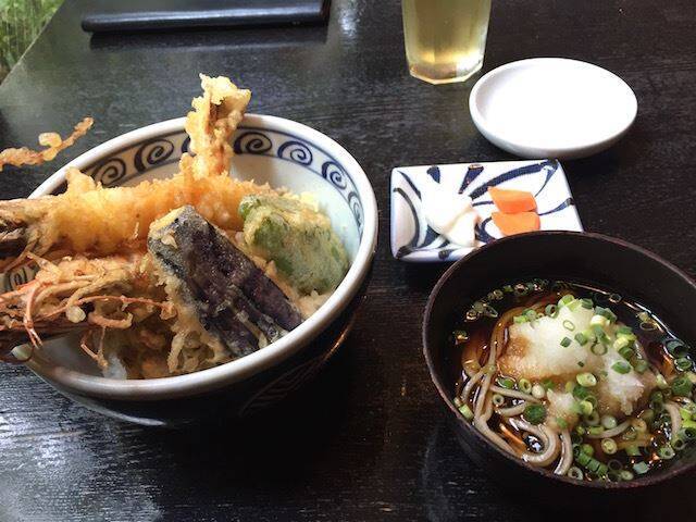 丼からはみ出るほどの海老天がうれしい。大人の極上の蕎麦屋「青山 川上庵」