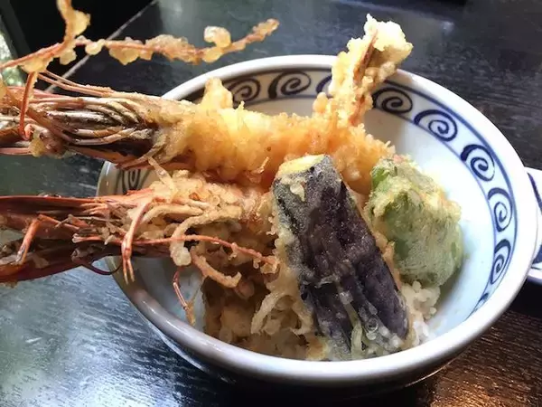 「丼からはみ出るほどの海老天がうれしい。大人の極上の蕎麦屋「青山 川上庵」」の画像