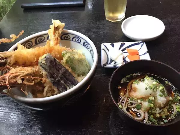 「丼からはみ出るほどの海老天がうれしい。大人の極上の蕎麦屋「青山 川上庵」」の画像