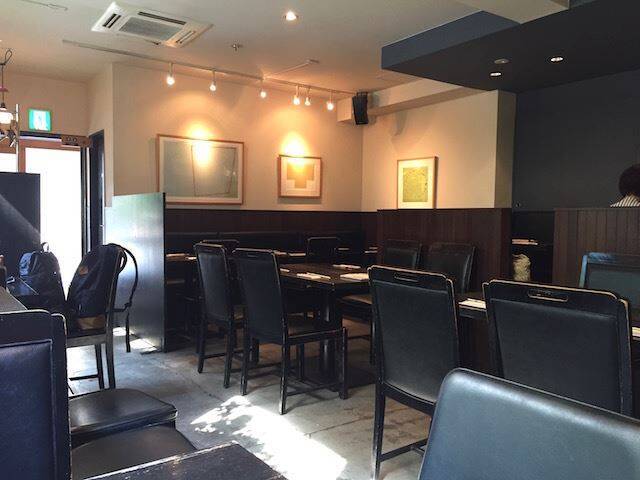 丼からはみ出るほどの海老天がうれしい。大人の極上の蕎麦屋「青山 川上庵」