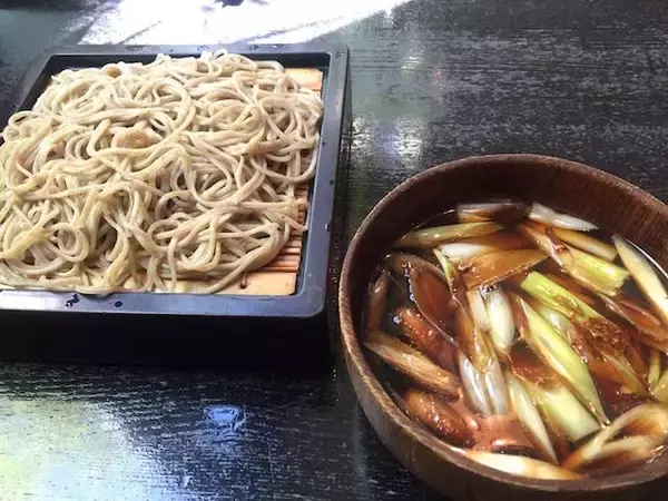 「丼からはみ出るほどの海老天がうれしい。大人の極上の蕎麦屋「青山 川上庵」」の画像