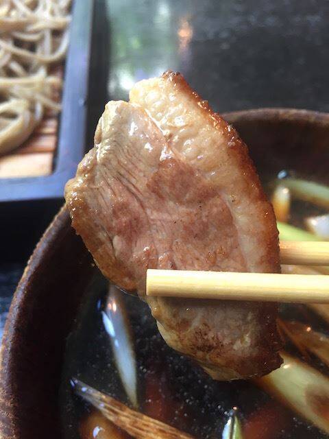 丼からはみ出るほどの海老天がうれしい。大人の極上の蕎麦屋「青山 川上庵」