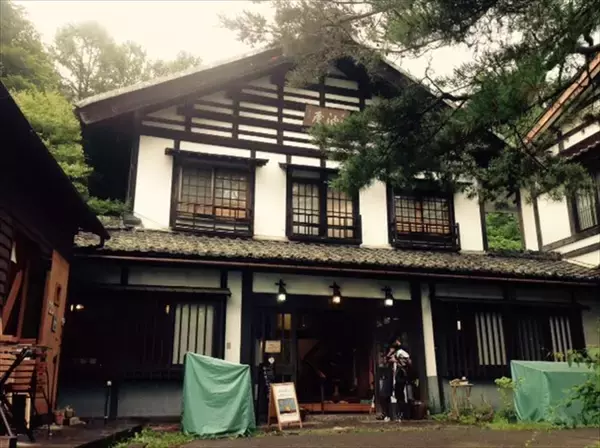 【軽井沢】文人も愛した名門旅館を改修！古本屋やギャラリーも入居するカフェ