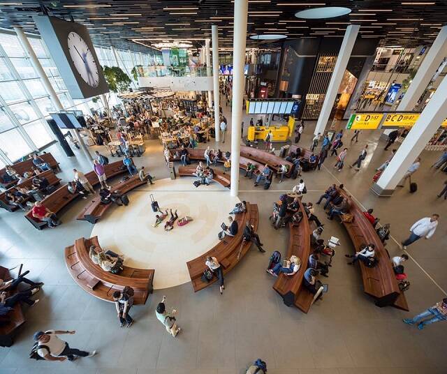 忙しい旅行者も思わず見とれる？オランダの空港の「手書き時計」