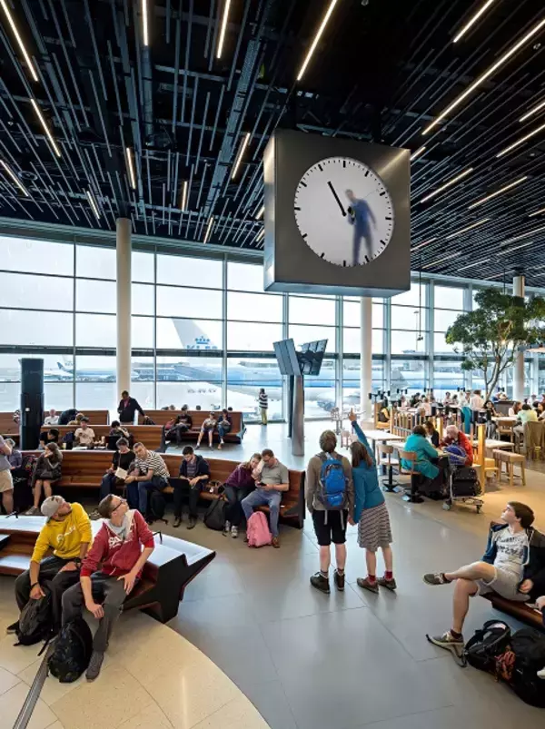「忙しい旅行者も思わず見とれる？オランダの空港の「手書き時計」」の画像