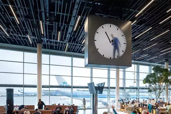「忙しい旅行者も思わず見とれる？オランダの空港の「手書き時計」」の画像
