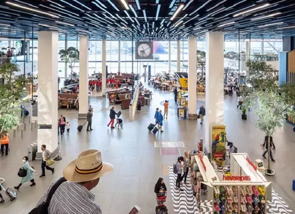 「忙しい旅行者も思わず見とれる？オランダの空港の「手書き時計」」の画像