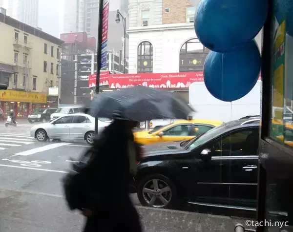 「ありえない！日本人が雨の日のニューヨークで驚いたこと〜シャワーキャップは雨具！？〜」の画像