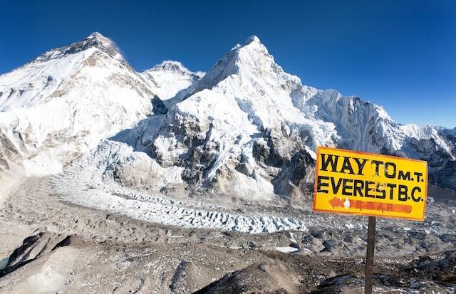 想像以上に過酷すぎるエベレスト登山の費用や現実。登頂者の意外なエピソードも