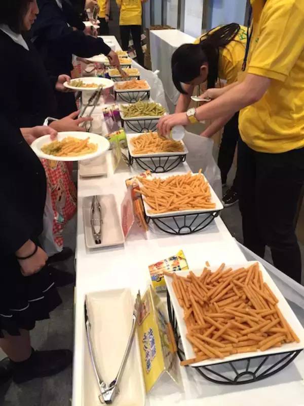 「【１０月２３日は「じゃがりこの日」】実は１００種類もあるって知ってた？」の画像