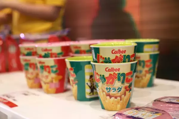 「【１０月２３日は「じゃがりこの日」】実は１００種類もあるって知ってた？」の画像