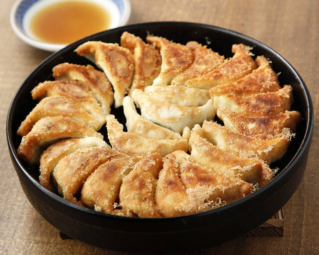 毎月１３日は「餃子の日」。人気の看板メニュー鉄鍋餃子１人前を１３０円で！【屋台屋 博多劇場】