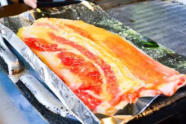 「15種類の野菜で包むヘルシー焼肉！行列しても食べたい新大久保「くるむ」」の画像