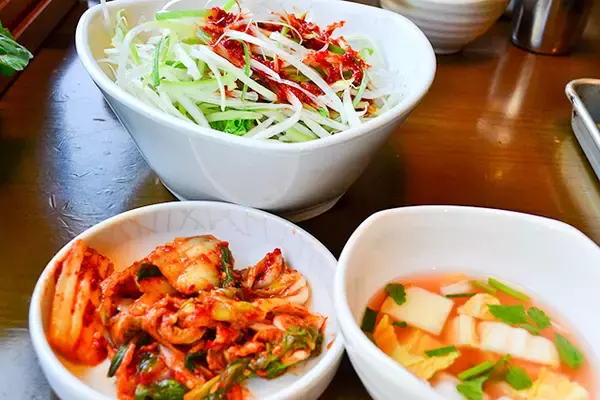 「15種類の野菜で包むヘルシー焼肉！行列しても食べたい新大久保「くるむ」」の画像