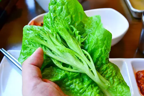 「15種類の野菜で包むヘルシー焼肉！行列しても食べたい新大久保「くるむ」」の画像