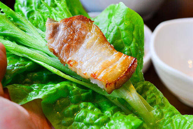 15種類の野菜で包むヘルシー焼肉！行列しても食べたい新大久保「くるむ」