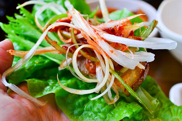 15種類の野菜で包むヘルシー焼肉！行列しても食べたい新大久保「くるむ」