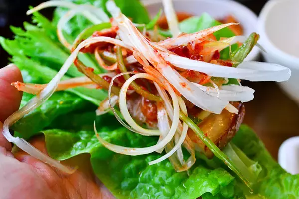「15種類の野菜で包むヘルシー焼肉！行列しても食べたい新大久保「くるむ」」の画像