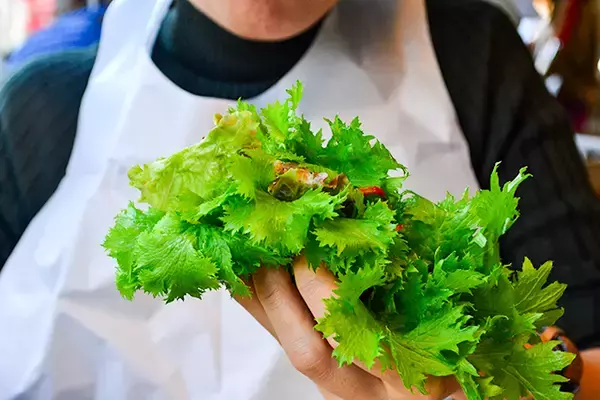「15種類の野菜で包むヘルシー焼肉！行列しても食べたい新大久保「くるむ」」の画像