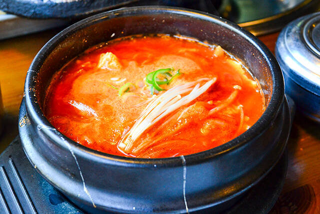 15種類の野菜で包むヘルシー焼肉！行列しても食べたい新大久保「くるむ」