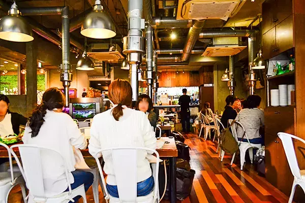 「15種類の野菜で包むヘルシー焼肉！行列しても食べたい新大久保「くるむ」」の画像