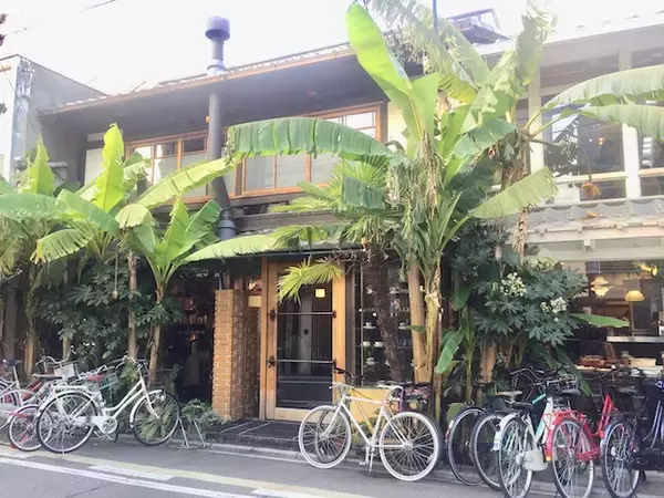 京都の夜がもっと楽しくなる！居心地抜群のブックカフェ「Cafe Bibliotic Hello!」