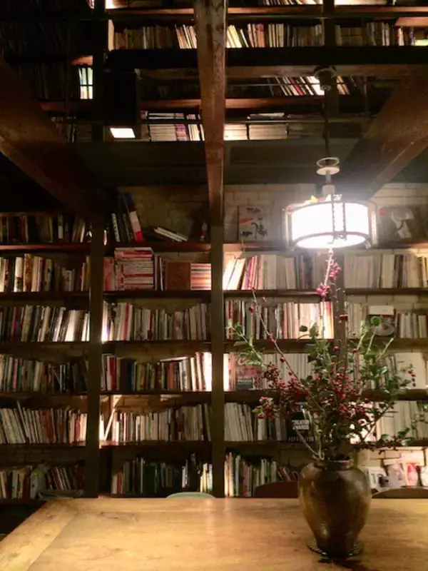 「京都の夜がもっと楽しくなる！居心地抜群のブックカフェ「Cafe Bibliotic Hello!」」の画像
