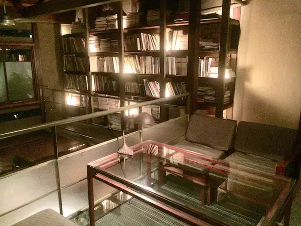 「京都の夜がもっと楽しくなる！居心地抜群のブックカフェ「Cafe Bibliotic Hello!」」の画像
