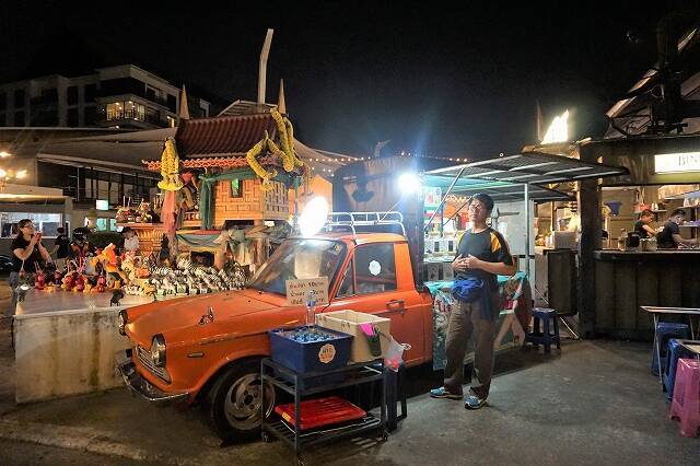 屋台がひしめき合う光景が絶景と話題！バンコクのおしゃれナイトマーケット 「タラートロットファイ・ラチャダー」