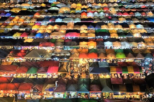 屋台がひしめき合う光景が絶景と話題！バンコクのおしゃれナイトマーケット 「タラートロットファイ・ラチャダー」