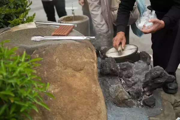 「衝撃のおいしさ！熱海の無料スポット「小沢の湯」で温泉卵を作って食べてみた」の画像