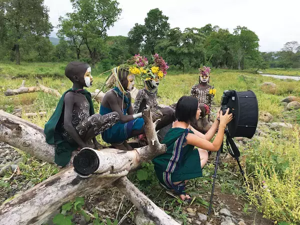 「一瞬で心奪われる少数民族の姿。話題の写真家ヨシダナギさんのベスト作品集 『HEROES』が発売！」の画像