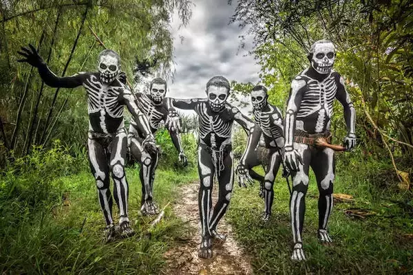 「一瞬で心奪われる少数民族の姿。話題の写真家ヨシダナギさんのベスト作品集 『HEROES』が発売！」の画像