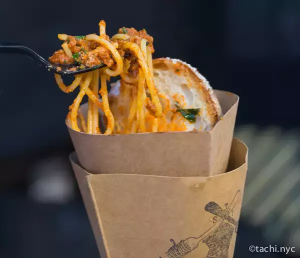 「【ニューヨークのトレンド】歩きながら食べられる「お散歩パスタ」が人気！」の画像