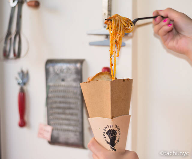 【ニューヨークのトレンド】歩きながら食べられる「お散歩パスタ」が人気！