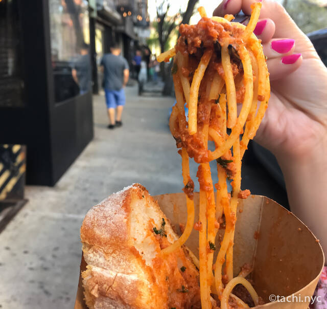 【ニューヨークのトレンド】歩きながら食べられる「お散歩パスタ」が人気！