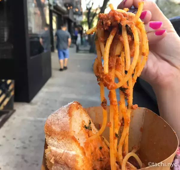「【ニューヨークのトレンド】歩きながら食べられる「お散歩パスタ」が人気！」の画像