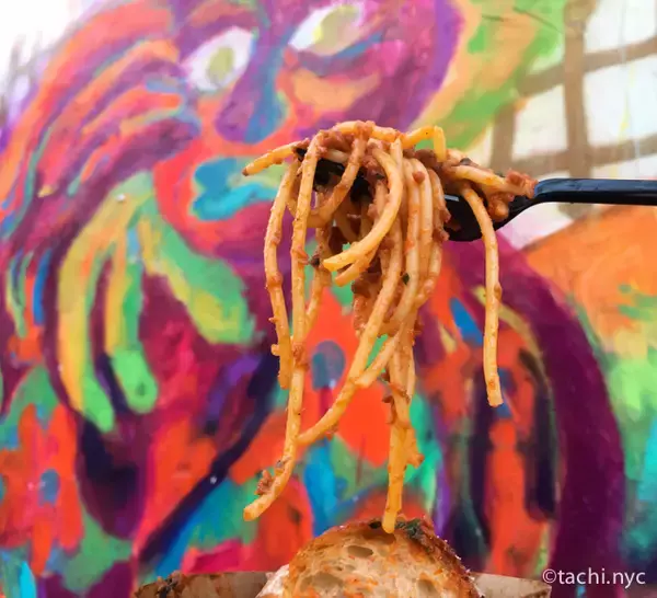 「【ニューヨークのトレンド】歩きながら食べられる「お散歩パスタ」が人気！」の画像