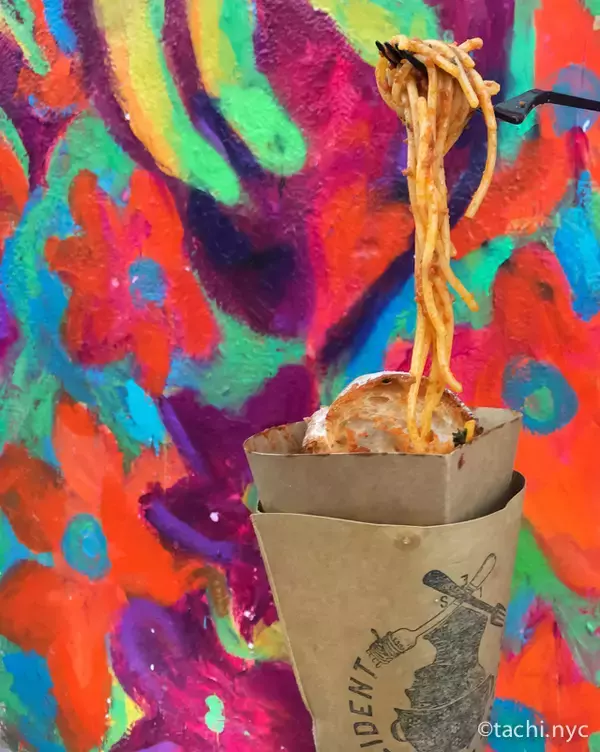 「【ニューヨークのトレンド】歩きながら食べられる「お散歩パスタ」が人気！」の画像