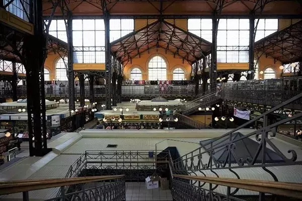 「お土産調達にローカルグルメも楽しめる、ブダペストの中央市場」の画像