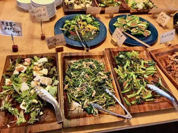 「【京都】地元産野菜たっぷり！おばんざいビュッフェが楽しめる 「大原リバーサイドカフェ 来燐」」の画像